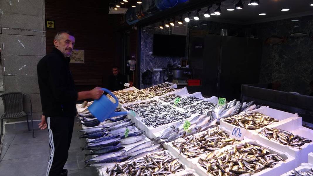 Tezgahların en ucuzu hamsi bile alev alev cep yakıyor! Bir günde yüzde 75 zamlandı, çarşıya giden vatandaş eli boş döndü 6